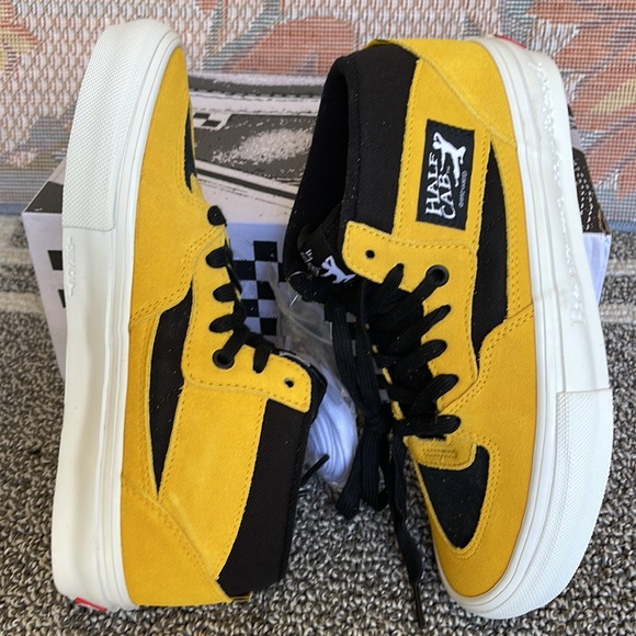 Vans • WMNS Skate Half Cab
Bruce Lee Black/Yellow
VN0A5FCDY23
Sneakers - Picture 12 of 16
